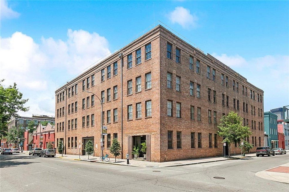 Amazing Warehouse District Living!