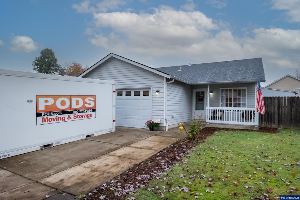 761 Hyacinth St, Independence, OR 97351 - photo 1