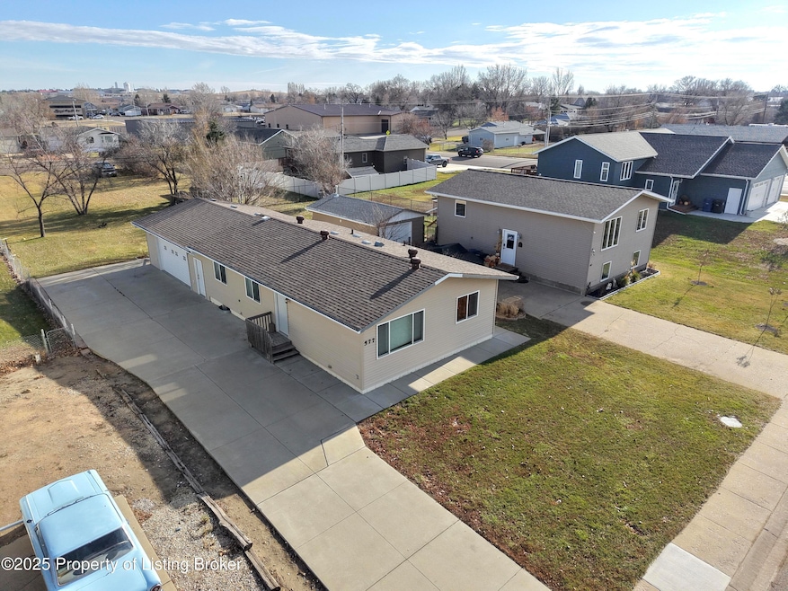 577 2nd Ave SW, Dickinson, ND 58601 - photo 1
