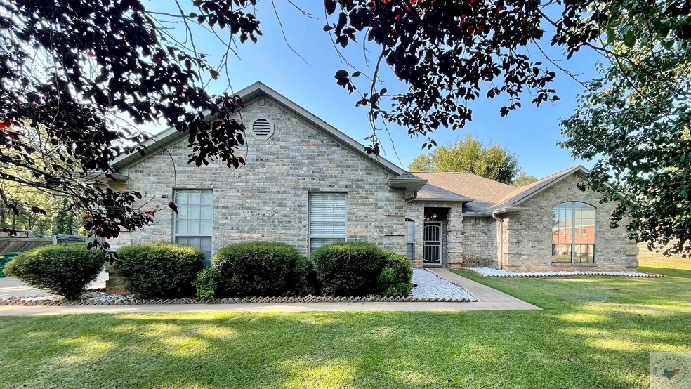 402 Clear Creek Dr, Texarkana, TX 75503 - photo 1