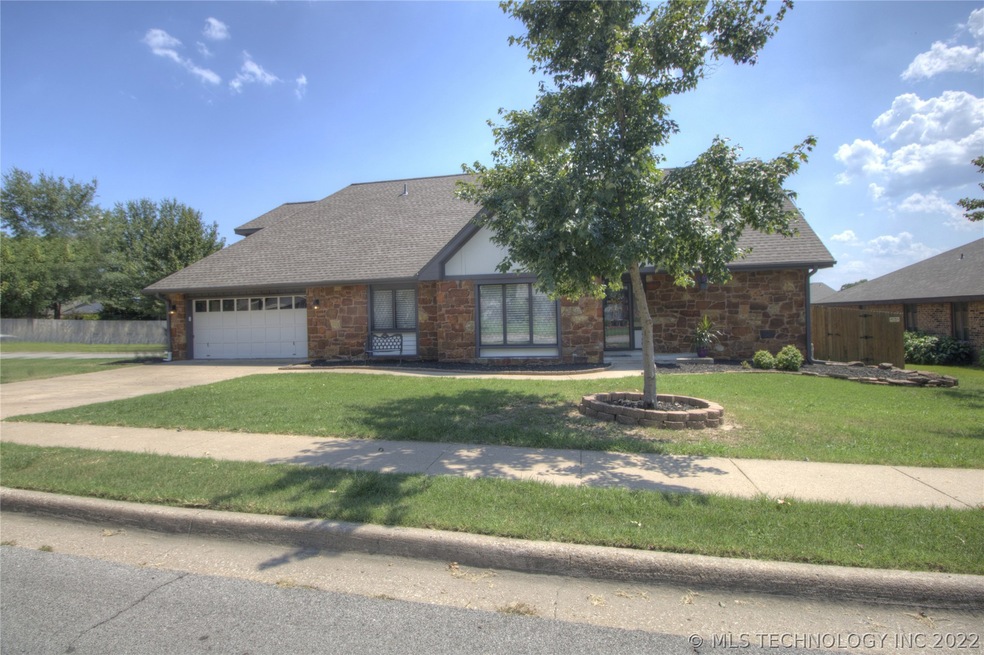 2557 Georgetown Dr, Bartlesville, OK 74006 - photo 1