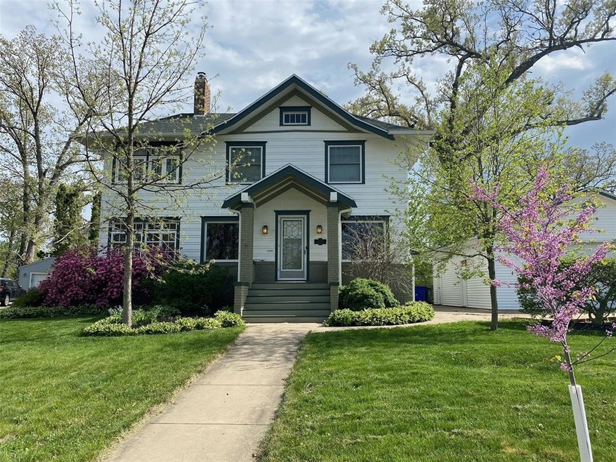 2325 Hillcrest Dr SE, Cedar Rapids, IA 52403 - photo 1