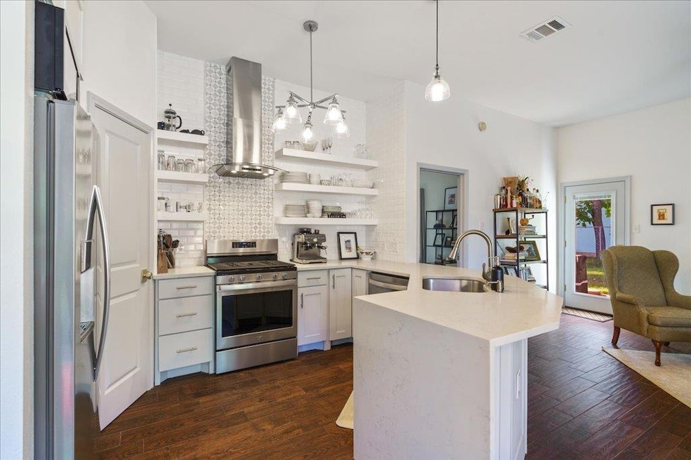 Kitchen with appliances with stainless steel fini
