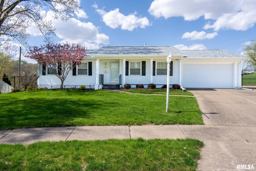 656 W 51st St, Davenport, IA 52806 - photo 1