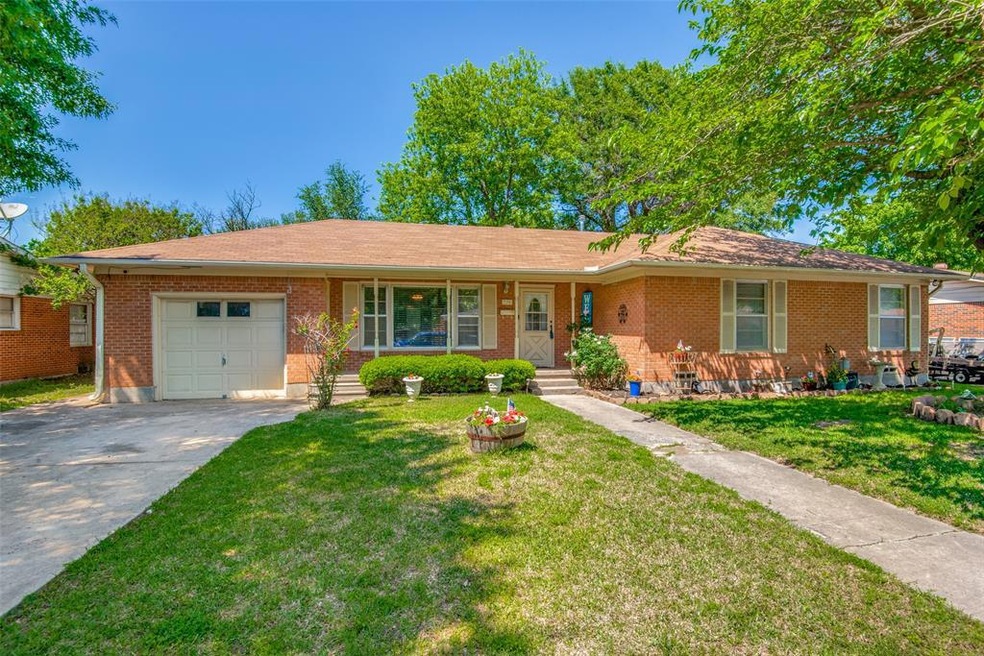 1705 E Garnett St, Gainesville, TX 76240 - photo 1