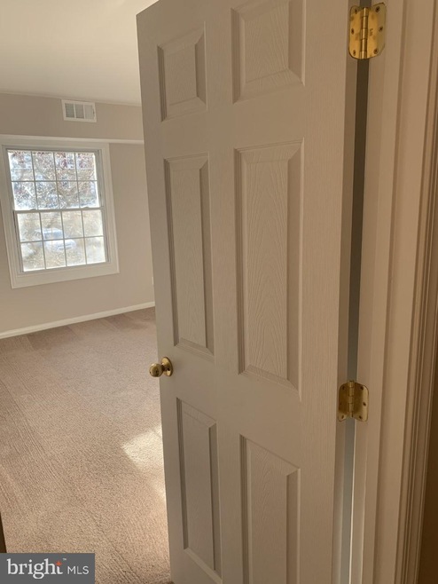 8110E Colony Point Rd unit 218, West Springfield, VA 22152 - photo 1