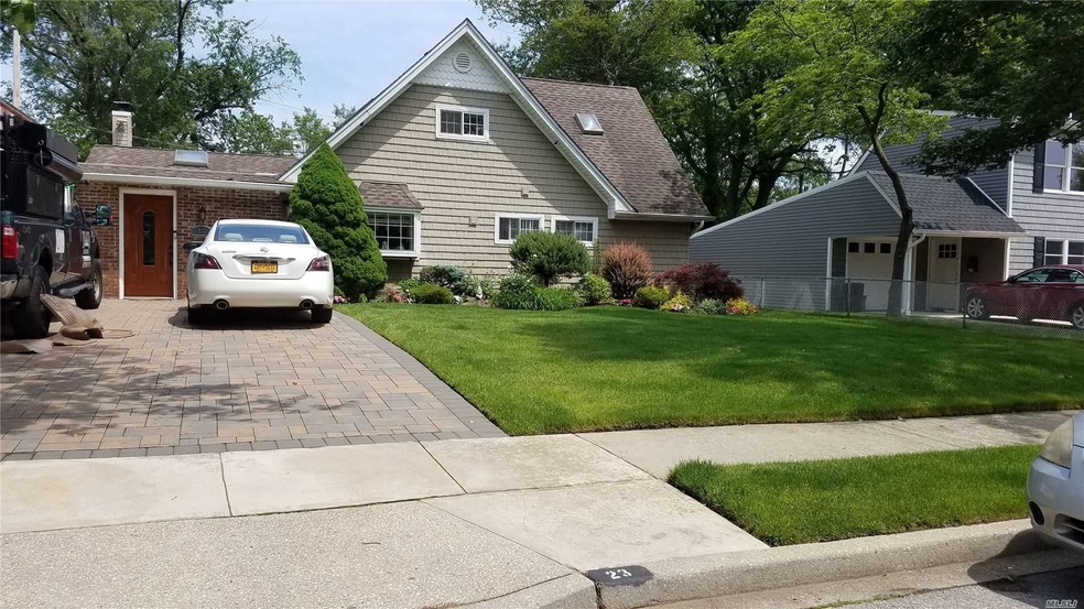 23 Springtime Ln E, Levittown, NY 11756 - photo 1