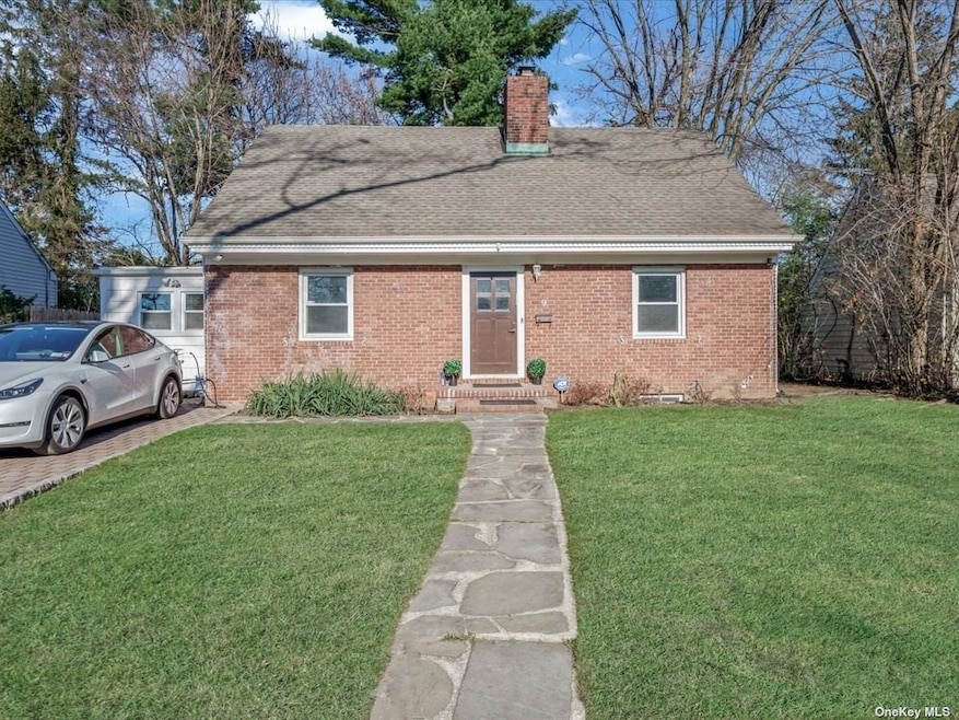 9 Gutheil Ln, Great Neck, NY 11024 - photo 1