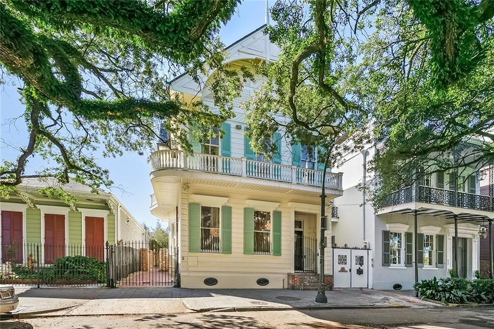 1892 side hall Victorian townhome, built for Spani