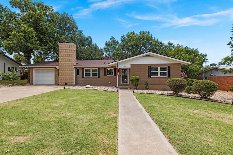 1005 Avenue B, Fredericksburg, TX 78624 - photo 1