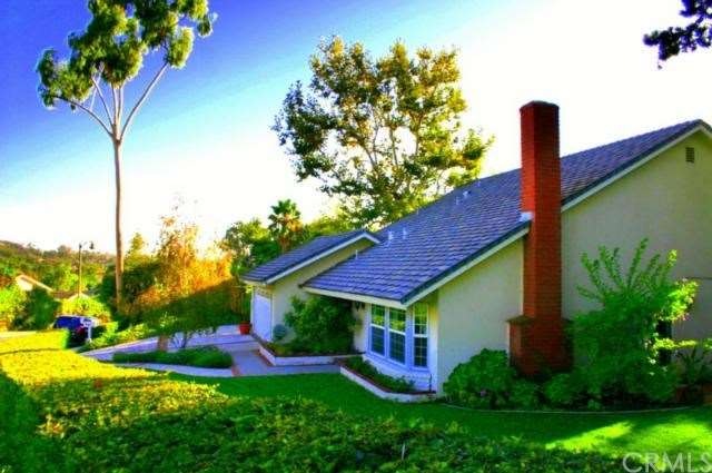 Park-like setting, huge manicured yard & lanscape 