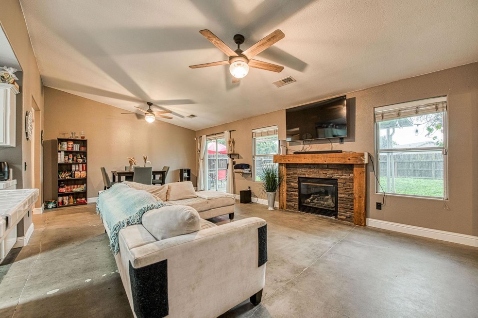 1170 Mehlert St, Kingsburg, CA 93631 - photo 1