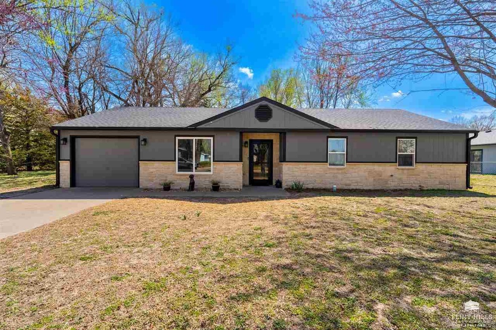 723 Pottawatomie Ave, Manhattan, KS 66502 - photo 1