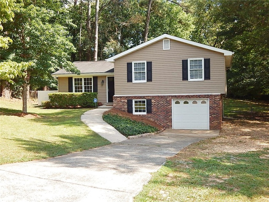 Less then 1.5 Miles to Downtown Woodstock!