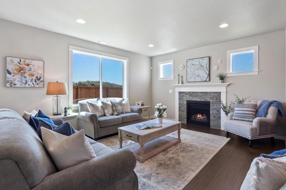 Stoneridge Encore - Living Room