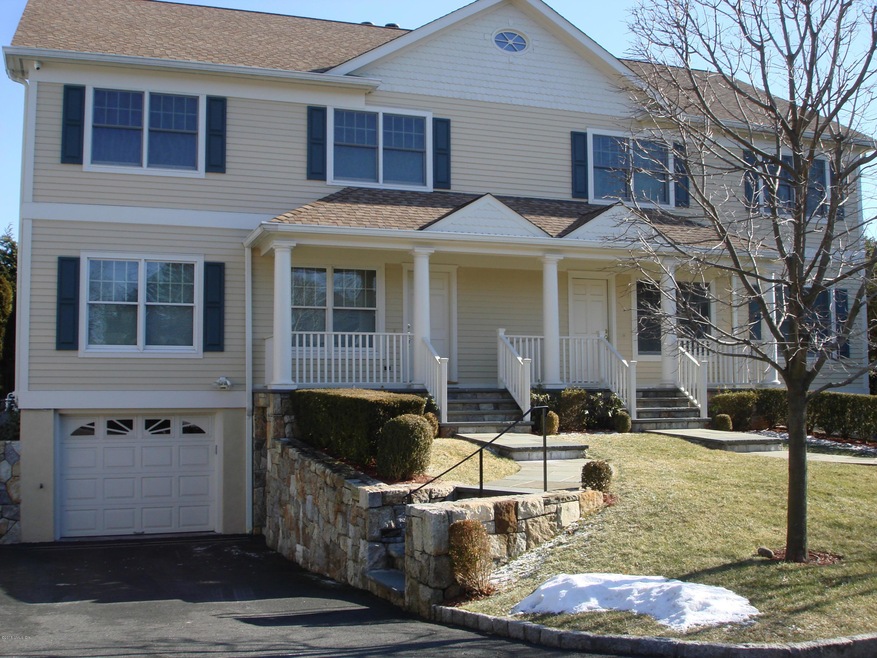 17 Windy Knolls unit LEFT SIDE A, Greenwich, CT 06831 - photo 1