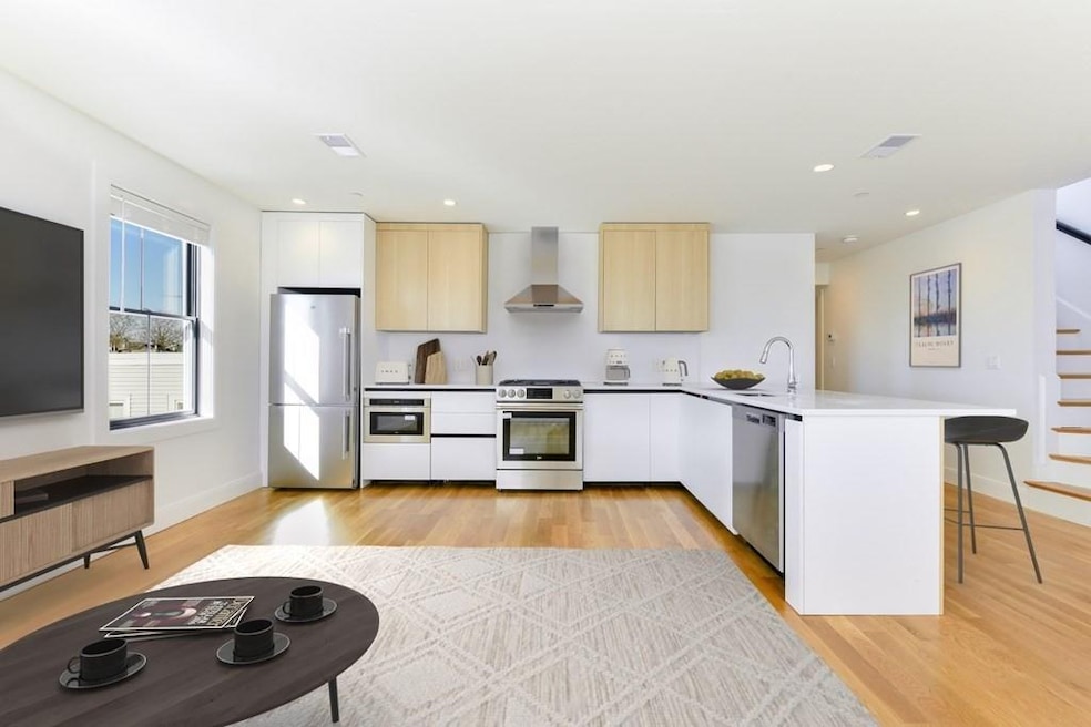 330 E 8th St unit 6, Boston, MA 02127 - photo 1