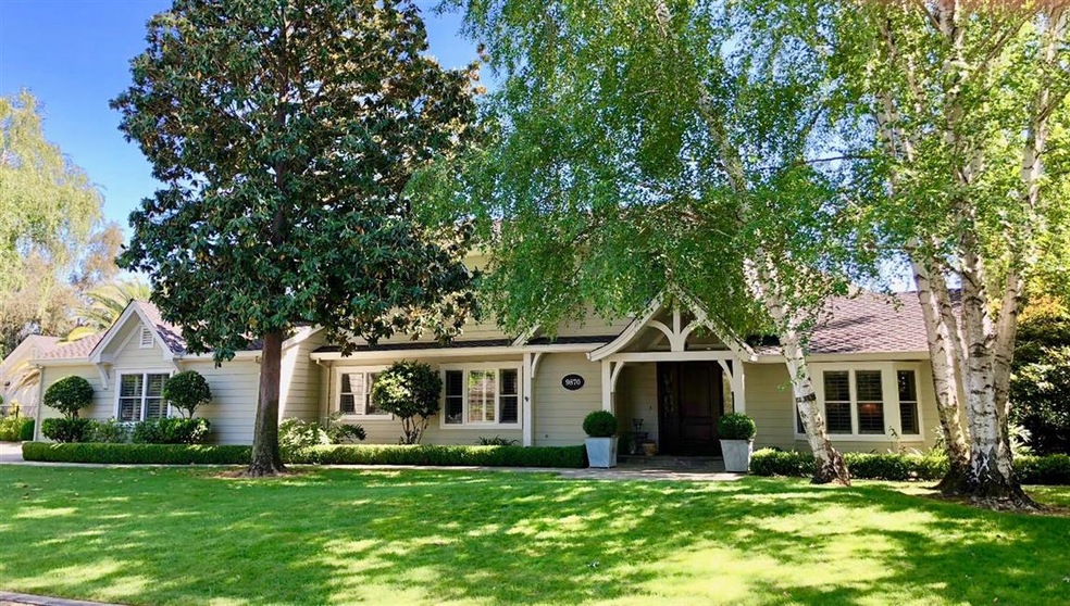 This home shows like a MODEL HOME!  Simply move in