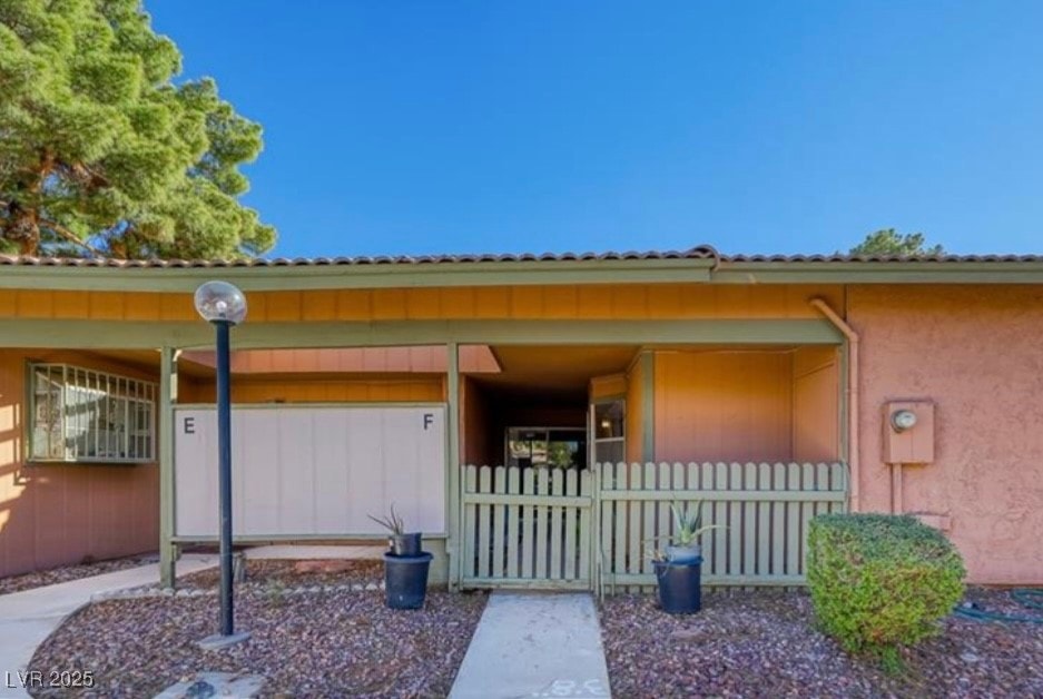 Entrance to property featuring fence