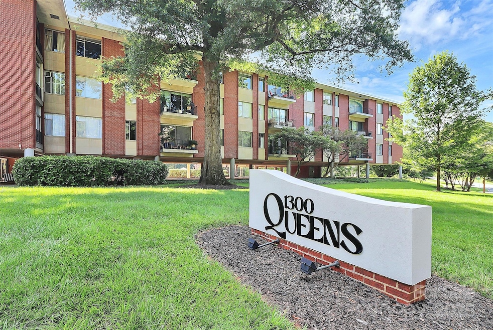 Queens Tower Condominium unit 405, Charlotte, NC 28207 - photo 1