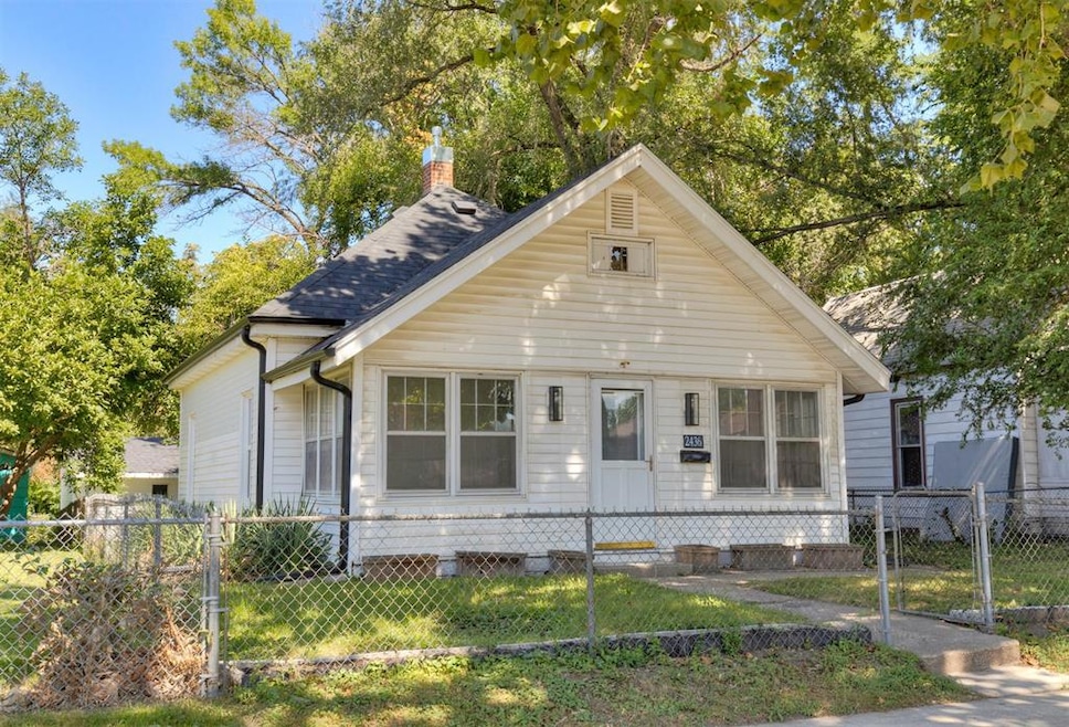 2436 E Walnut St, Des Moines, IA 50317 - photo 1