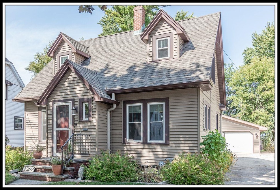 1202 W Summer St, Appleton, WI 54914 - photo 1