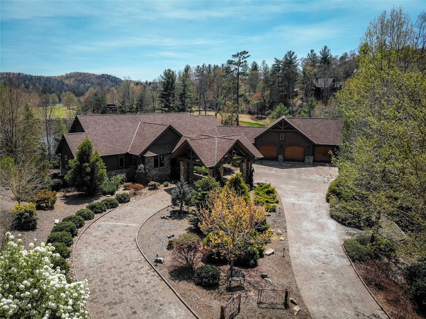 Estate Waterfront Setting with Golf and Lake in Vi