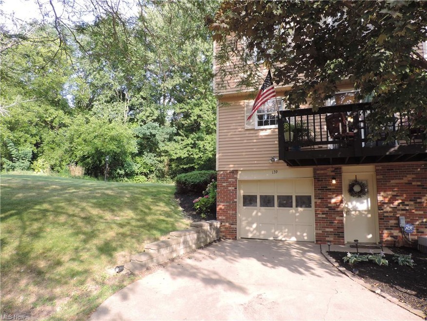 End unit 3 bedroom 2 1/2 bath home in Akron