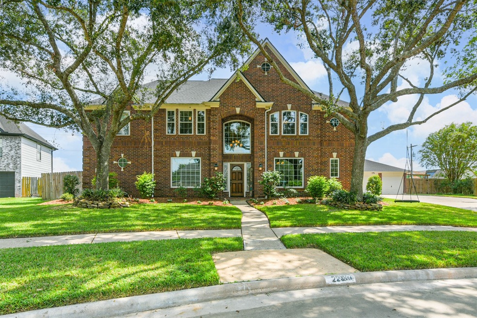 2010 Pebble Ln, Friendswood, TX 77546 - photo 1
