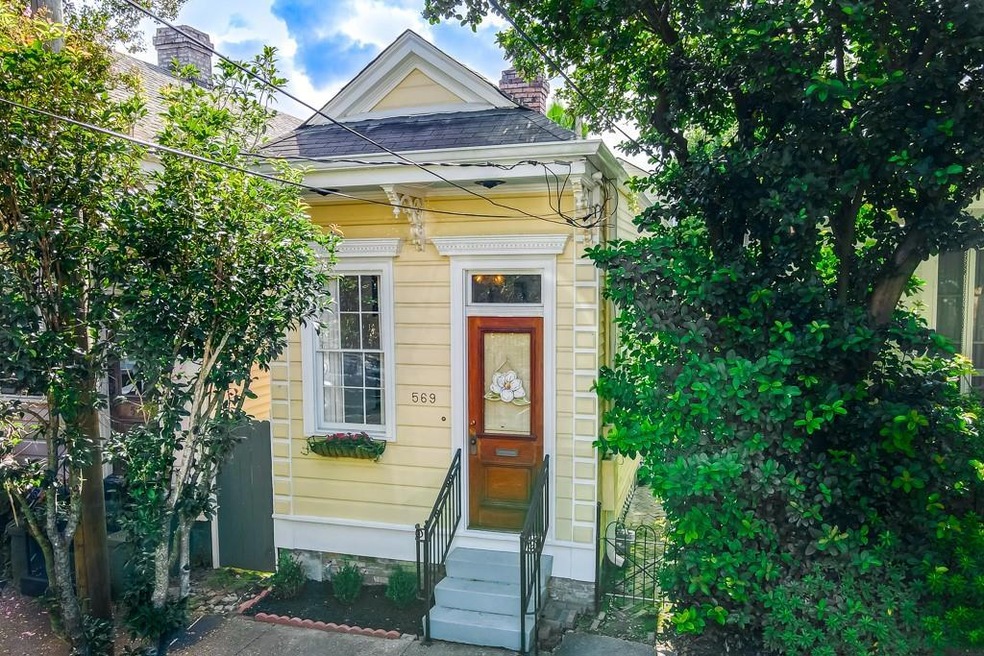 Charming shotgun home steps to Magazine St