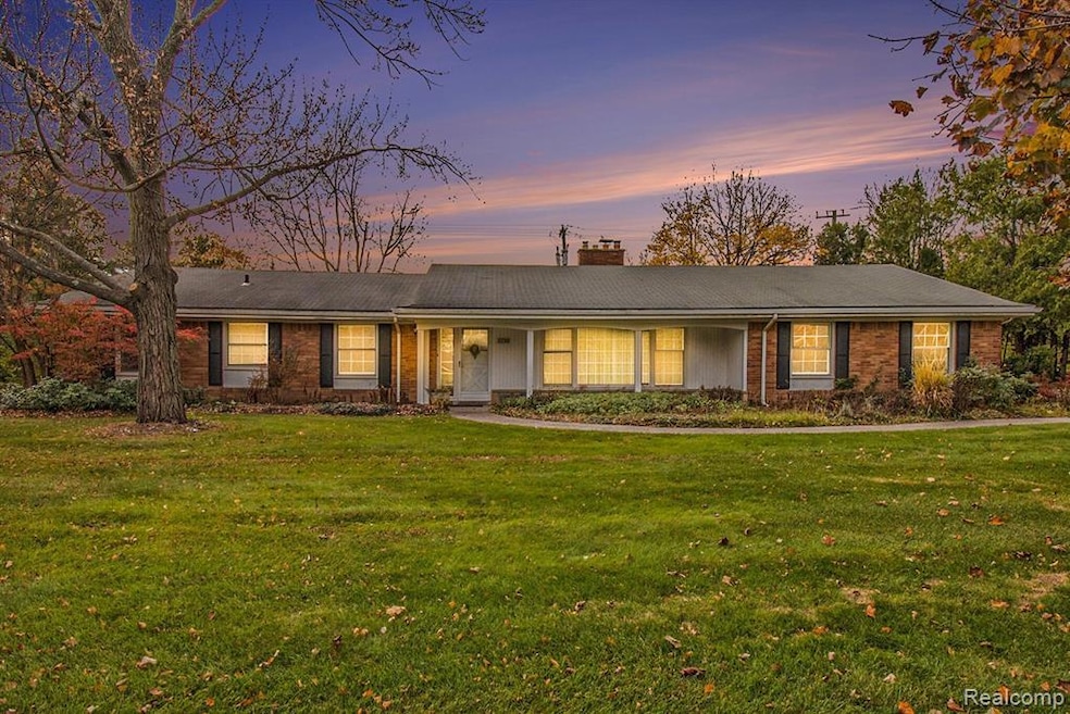 5730 Burnham Rd, Bloomfield Hills, MI 48302 - photo 1