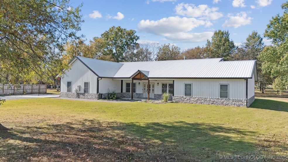 981 Elm Cir, Chouteau, OK 74337 - photo 1