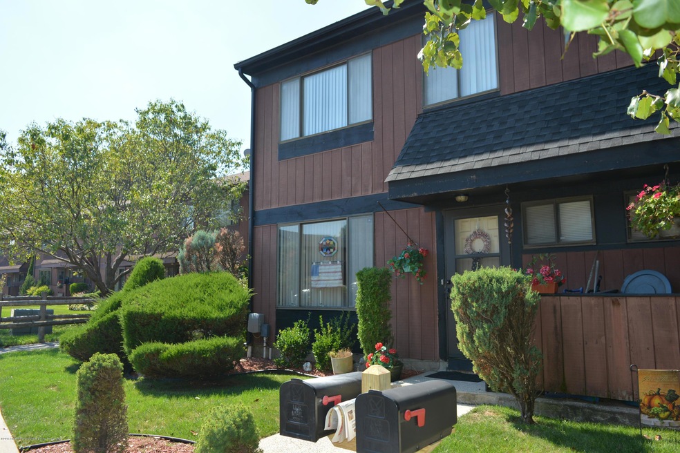 32 Arrowood Ct unit 520, Staten Island, NY 10309 - photo 1