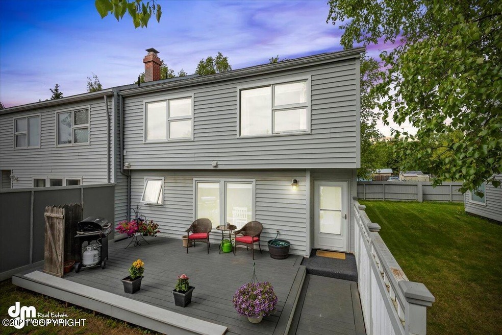 01-Exterior Front Deck 20210610-DW-8490
