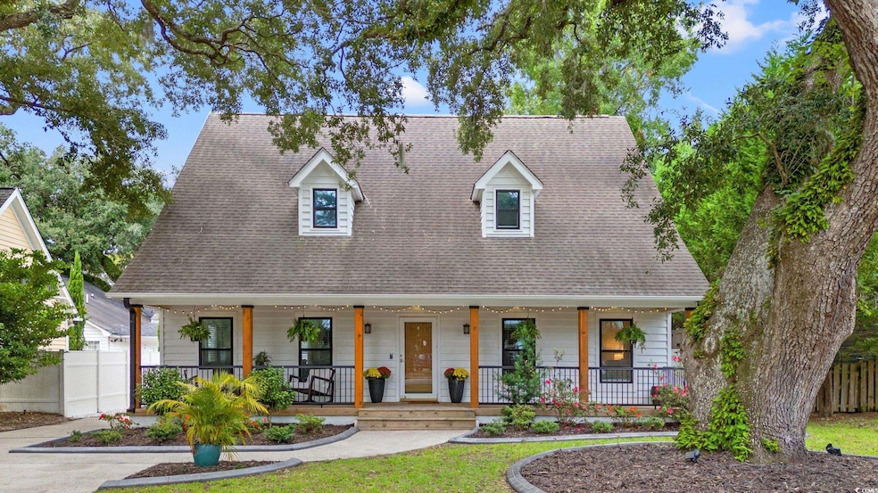 Cape cod house with a porch