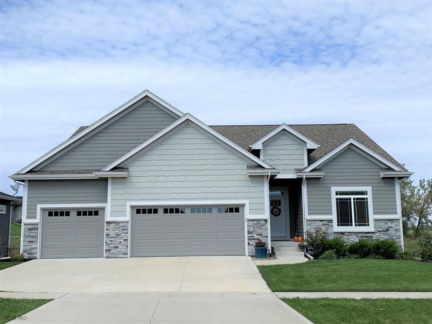 9709 Marnewood Dr, Johnston, IA 50131 - photo 1