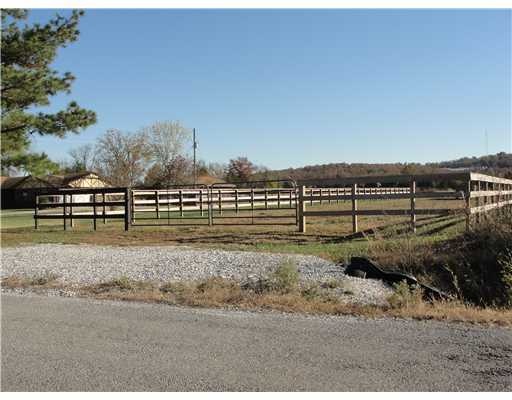 1695 Harris Dr, Fayetteville, AR 72701 - photo 1