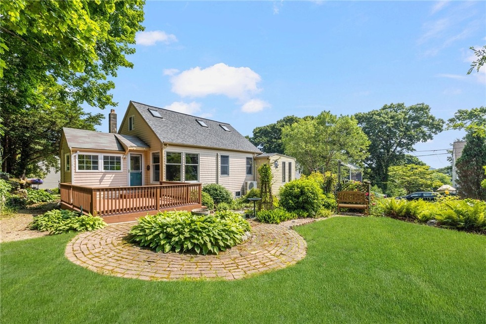 Charming sun filled 3 bed,1 bath Bungalow.