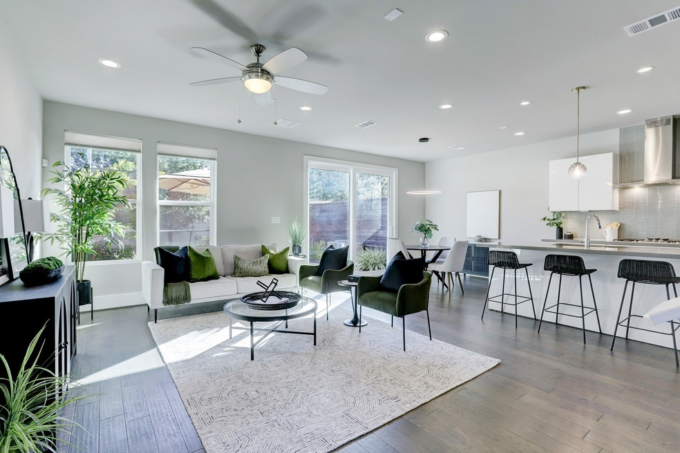  Bright and spacious living area with direct acces