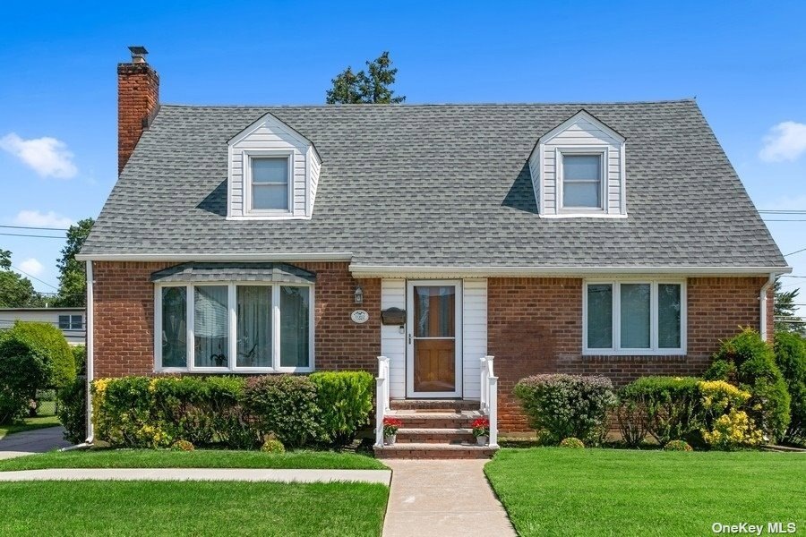 1082 Park Ln N, Franklin Square, NY 11010 - photo 1