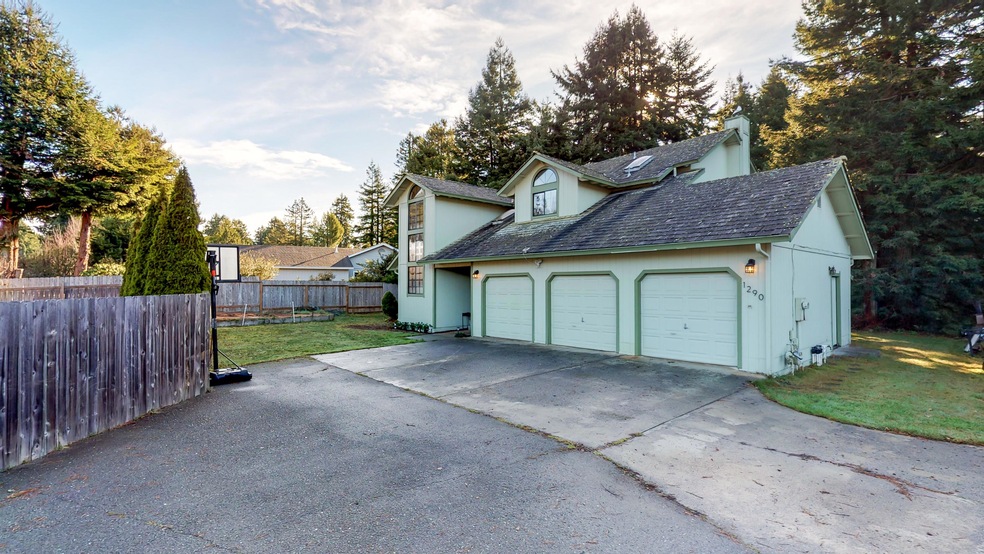 1290 Leslie Road-100