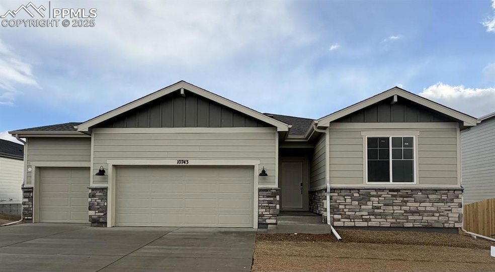 10743 Finsbury Ct, Falcon, CO 80831 - photo 1