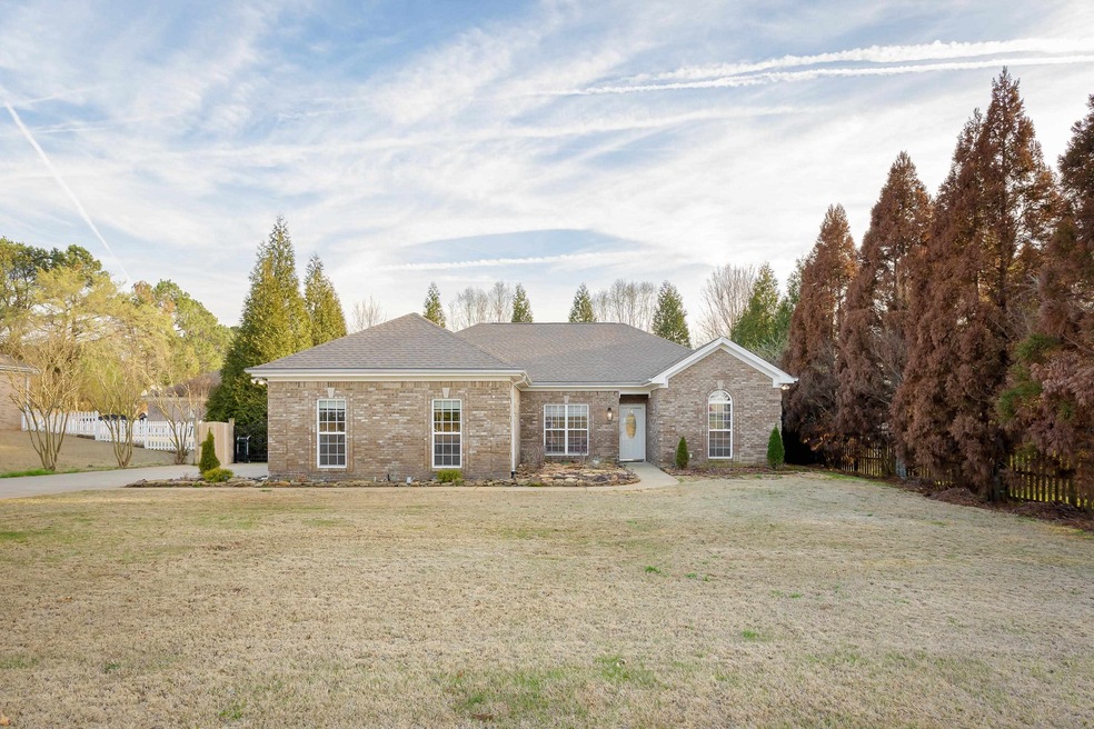 223 Heathrow Dr, Florence, AL 35633