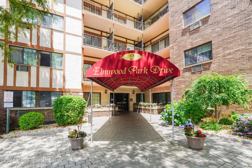 Elmwood Park Drive unit 707, Staten Island, NY 10314 - photo 1