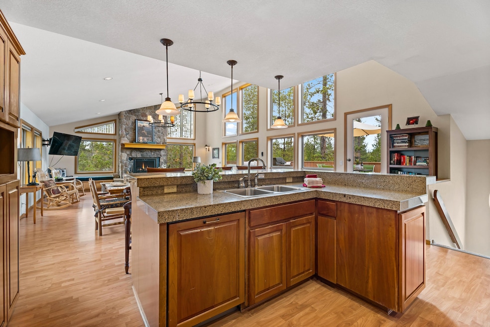 18105 Dixie Mountain Ln unit 4, Sunriver, OR 97707 - photo 1