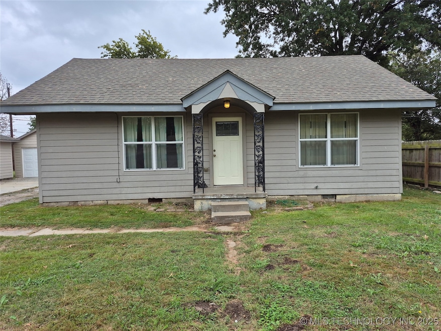 319 N Hogan St, Pryor, OK 74361 - photo 1