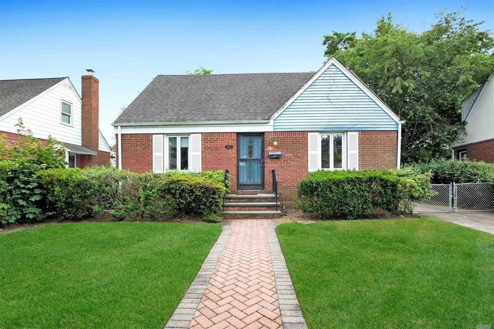 1035 Oaks Dr, Franklin Square, NY 11010 - photo 1