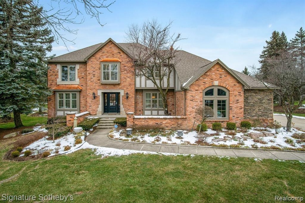 560 Fox Pointe Ct, Bloomfield Hills, MI 48304 - photo 1
