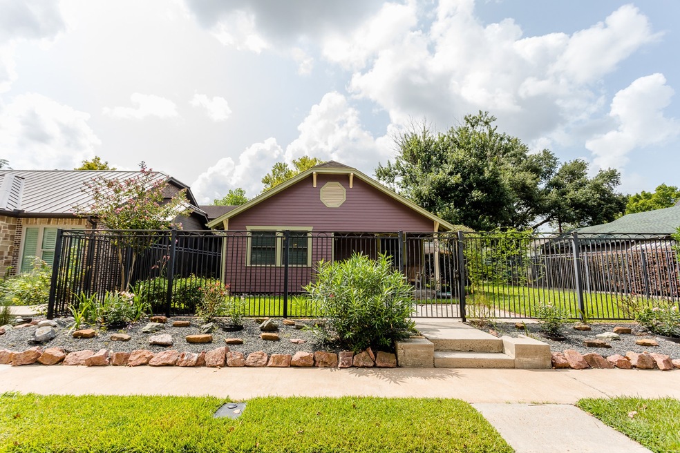 836 E 26th St, Houston, TX 77009 - photo 1