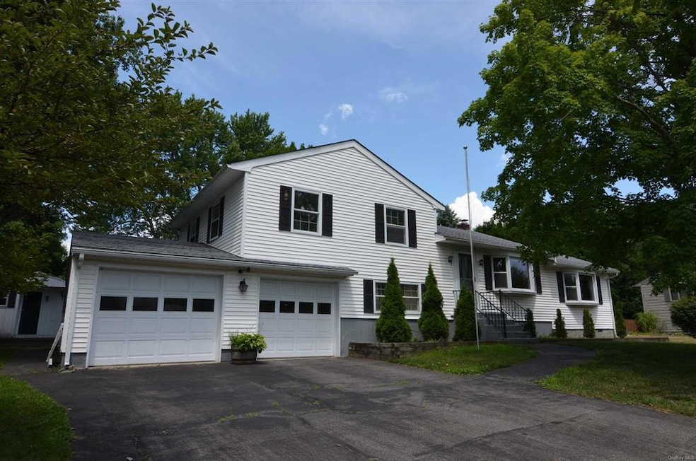 51 Birchwood Dr, Rhinebeck, NY 12572 - photo 1